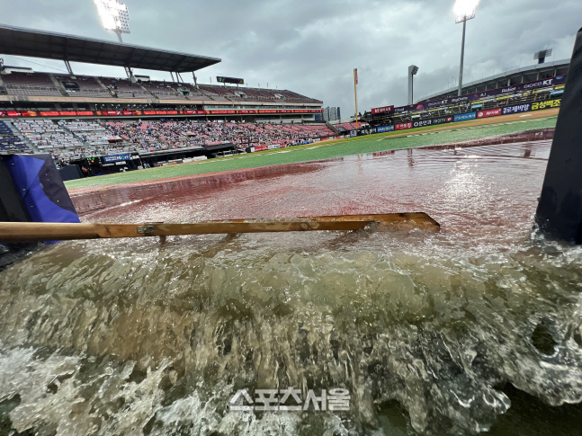 [포토]폭우 내렸던 KT-삼성 경기, 재개 준비 중