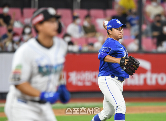 [포토]황재균의 땅볼 처리하는 이승현