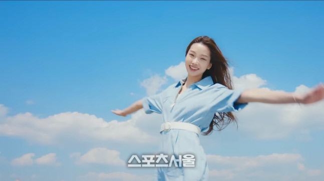 YG케이플러스의 가장 '핫'한 모델 이서연, '싸이, 수지, 화사 등 슈퍼스타의 길을 따르며 인기몰이!'