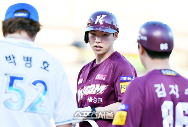 키움 첫안타 기록하는 김혜성[포토]