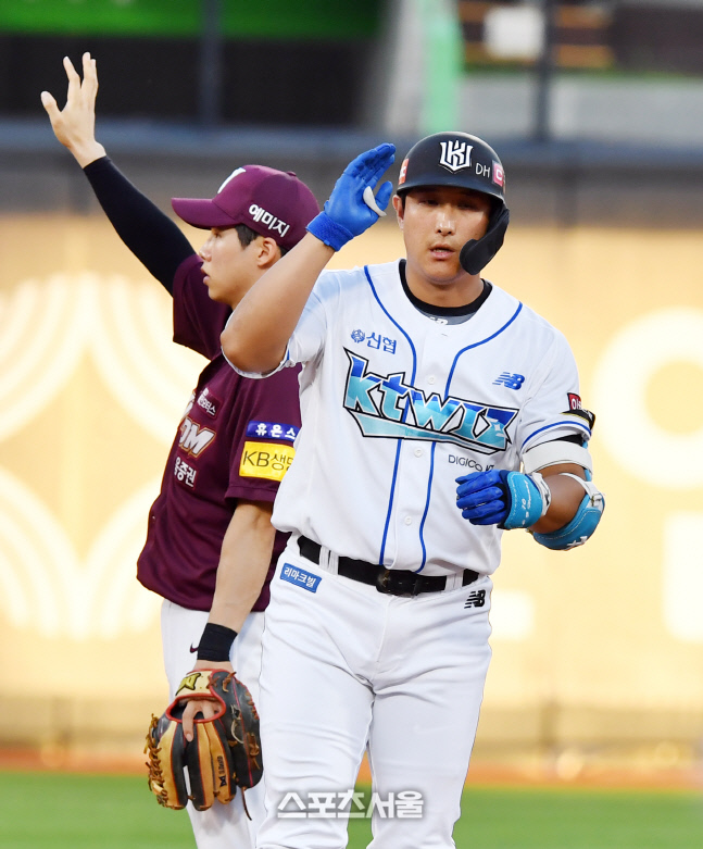 2회말 선두타자 2루타 출루 황재균[포토]