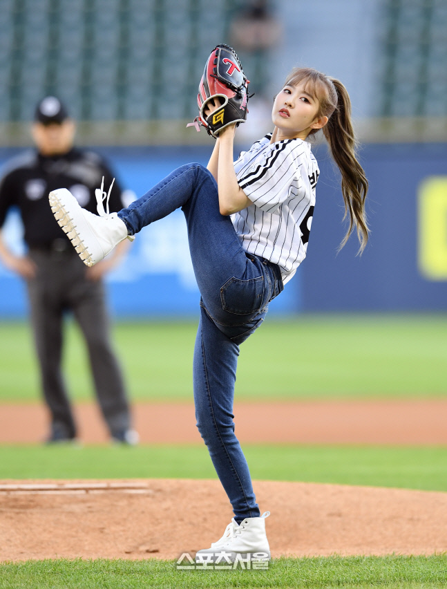 [포토]스테이씨 시은, 다리 잔뜩 들어올려서!