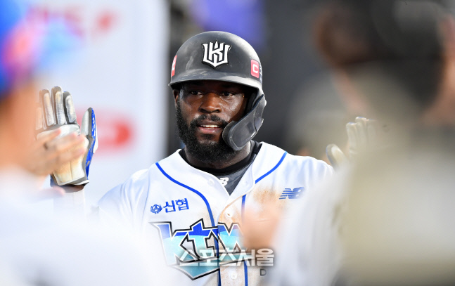 도루이후 황재균 땅볼때 득점하는 알포드![포토]