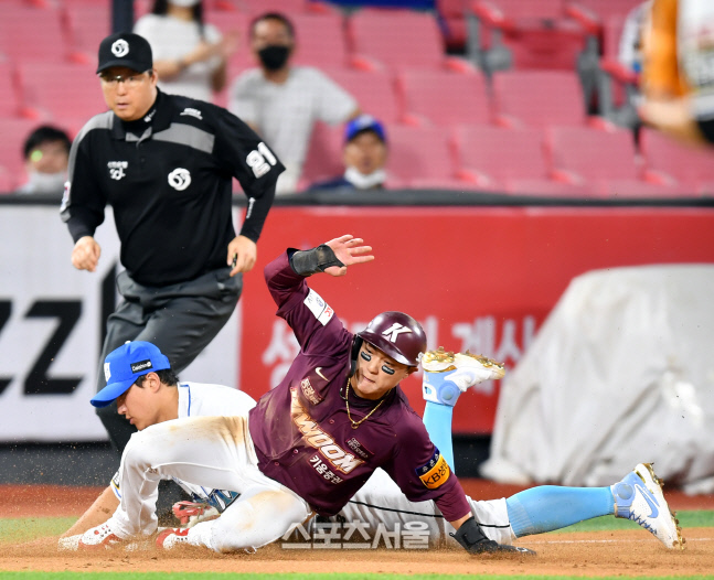 다이빙 베이스태그로 김태진 잡아내는 황재균[포토]