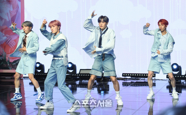 [포토]루미너스의 신곡 '엔진' 무대