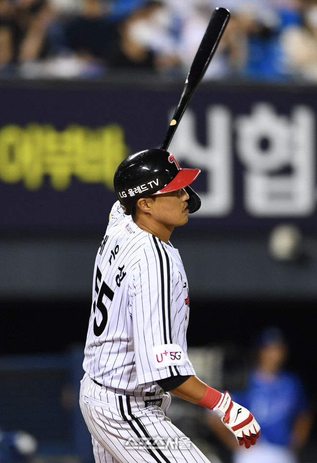 [포토]LG 채은성, 삼성 이상민 상대 역전 2타점 2루타