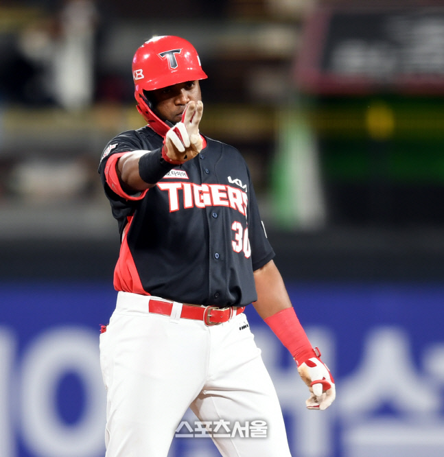 [포토] 소크라테스, 8회 확실한 득점기회 만드는 2루타