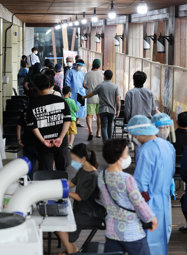 신규확진 18만명, 넉 달 만 최다…사망자 정점 내달초 하루 100여명 전망