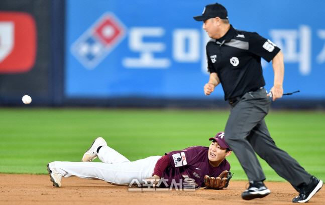 호수비 김휘집, 2루에 토스했으나....[포토]