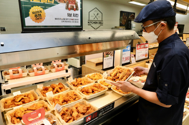 대형마트 '초저가 치킨' 열풍, 가격 더 낮춘다