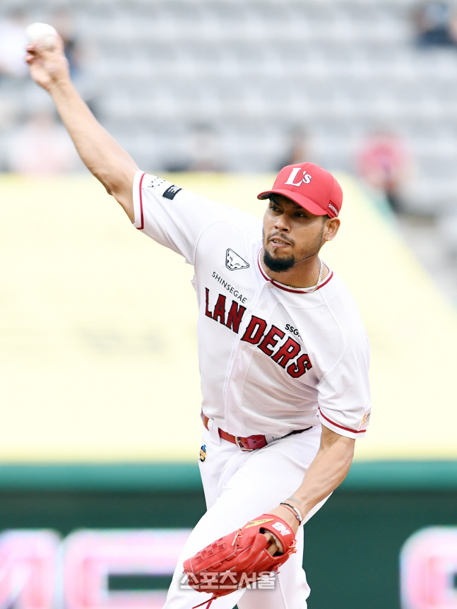 [포토]힘차게 공 뿌리는 SSG 선발 폰트