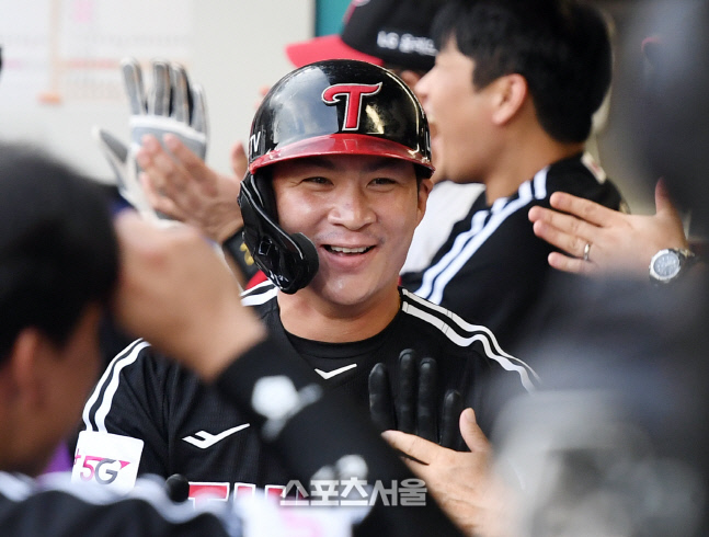 [포토]폰트 상대 2점 홈런 뽑아낸 오지환, 개인 시즌 20호 