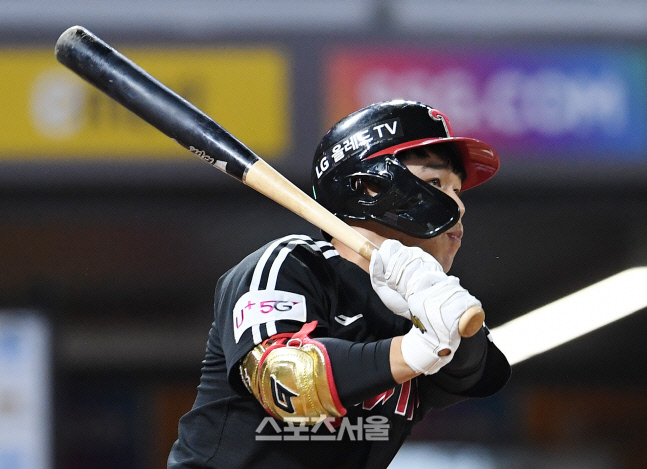 [포토]SSG 폰트 상대로 홈런 뽑아내는 LG 문성주