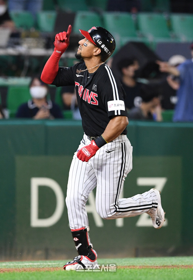 [포토]LG 문성주-가르시아, SSG 폰트 상대 백투백 홈런