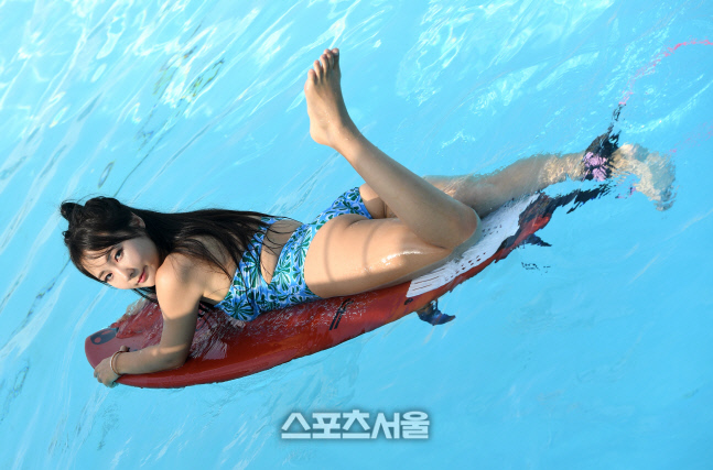 서핑마니아로 변신한 '서킷여신' 박지은①, 서핑으로 건강해진 몸과 마음을 봉사활동에... [이주상의 e파인더]