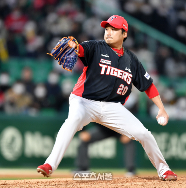 홍상삼 이어 세번째 투수로 나선 이준영[포토]