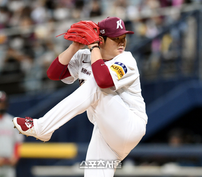 [포토] 4회 마운드에 오른 한현희