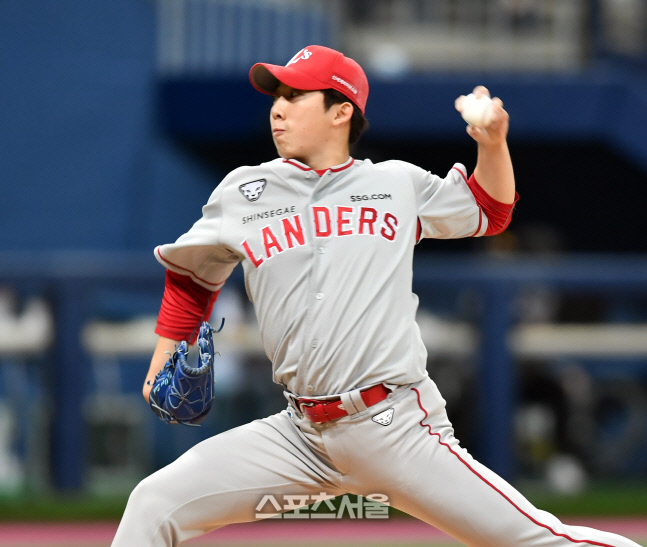 1회말 이태양 구원등판 오원석[포토]