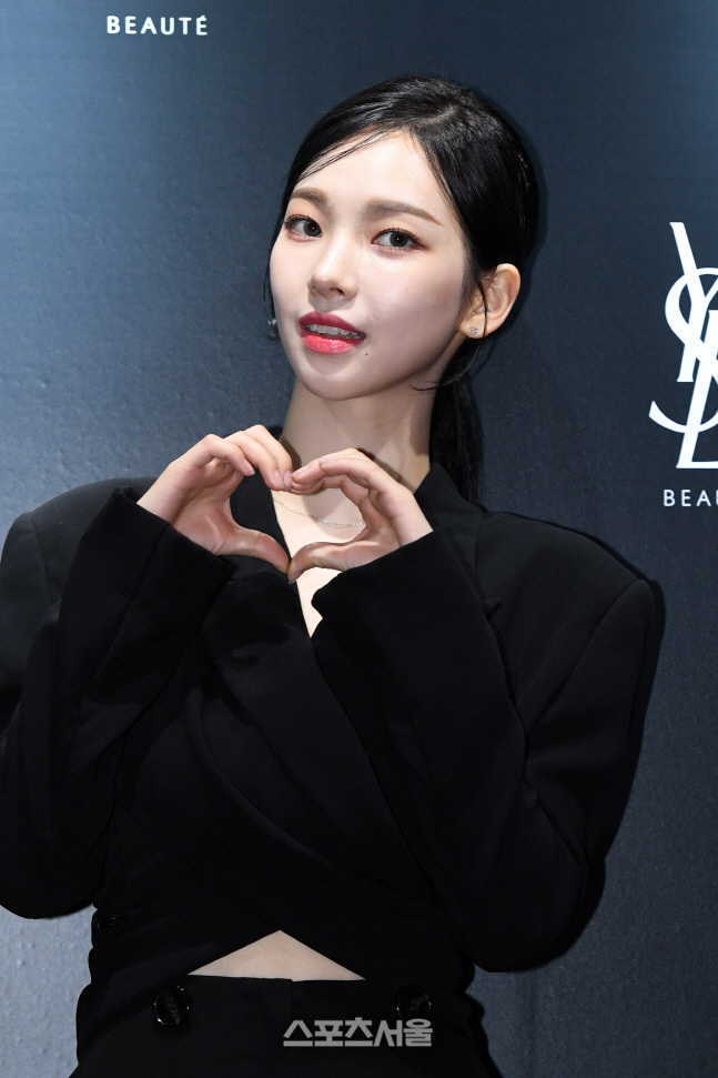 [포토]에스파 카리나, 하트 받아주세요!