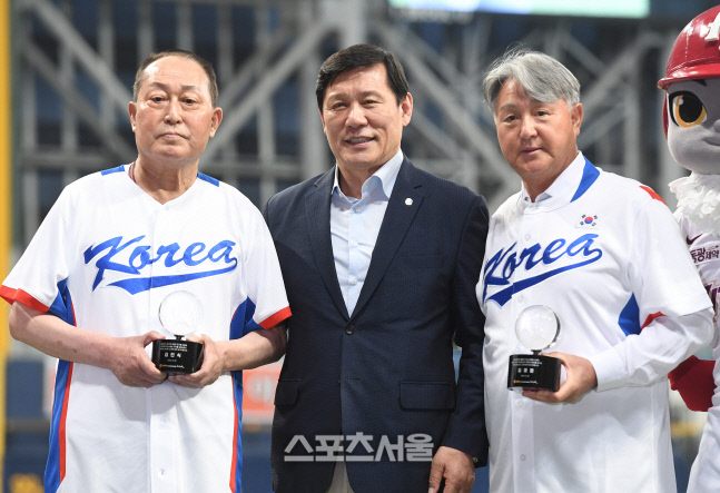[포토]KBO 공로패 받은 김인식 감독과 김경문 감독