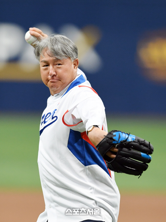 [포토]김경문 전 감독의 시구, 올림픽 전승 금메달을 기념해서...