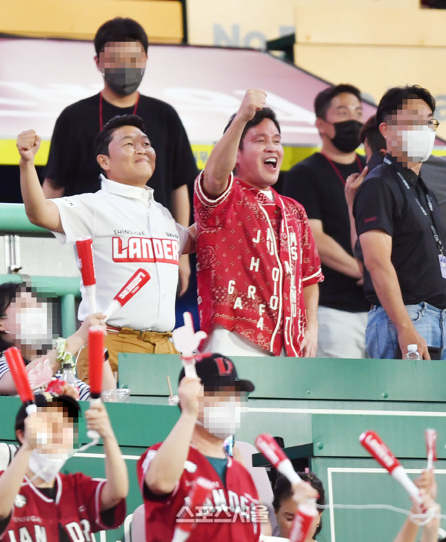 한유섬 역전타에 신난 싸이와 정용진 구단주[포토]