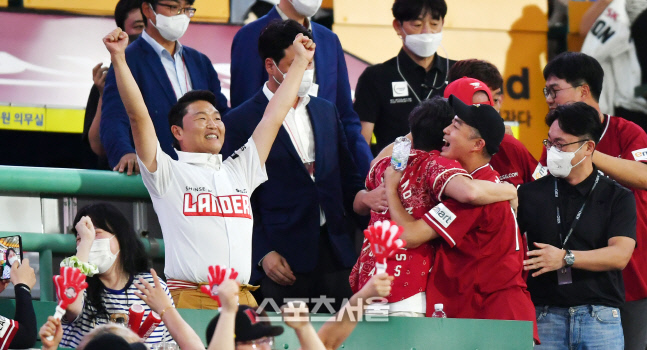 '만세 싸이' 역전타에 신난 싸이와 정용진 구단주[포토]