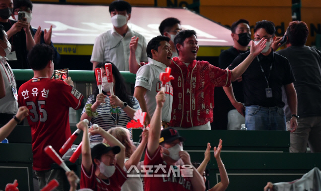 쐐기홈런에 더 신난 싸이와 정용진 구단주[포토]