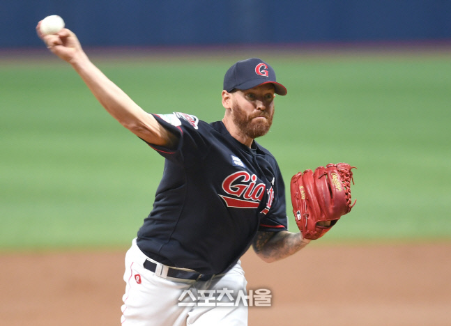 [포토] 돌아온 스트레일리 \'힘찬 투구\'