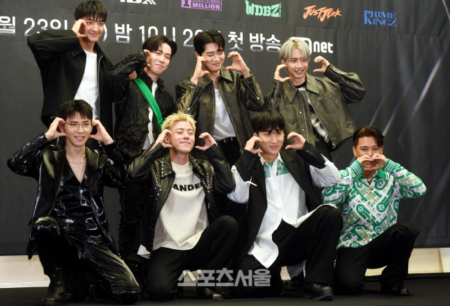 [포토] 귀여운 하트 날리는 위댐보이즈