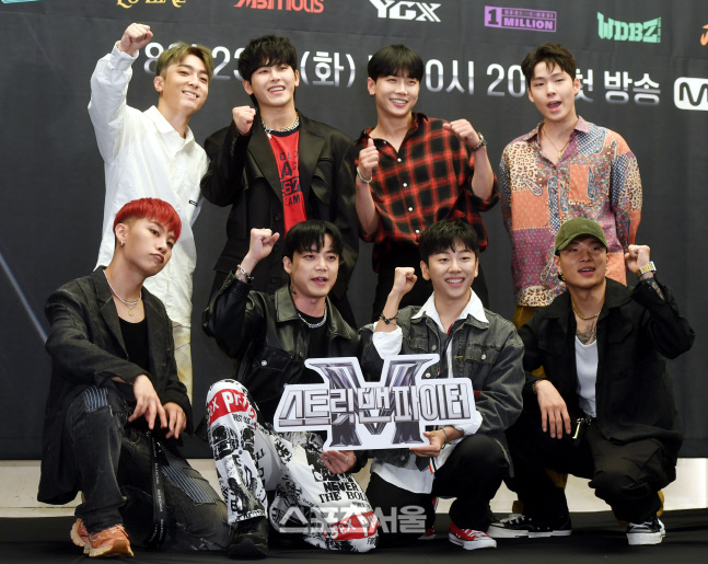 [포토] 댄스 크루 엠비셔스 \'화이팅!\'