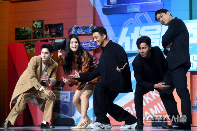 [포토] 상계동 슈프림팀, 힙한 80년대 포즈로