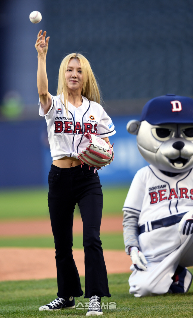 [포토] 소녀시대 효연 \'두산 승리를 위하여\'