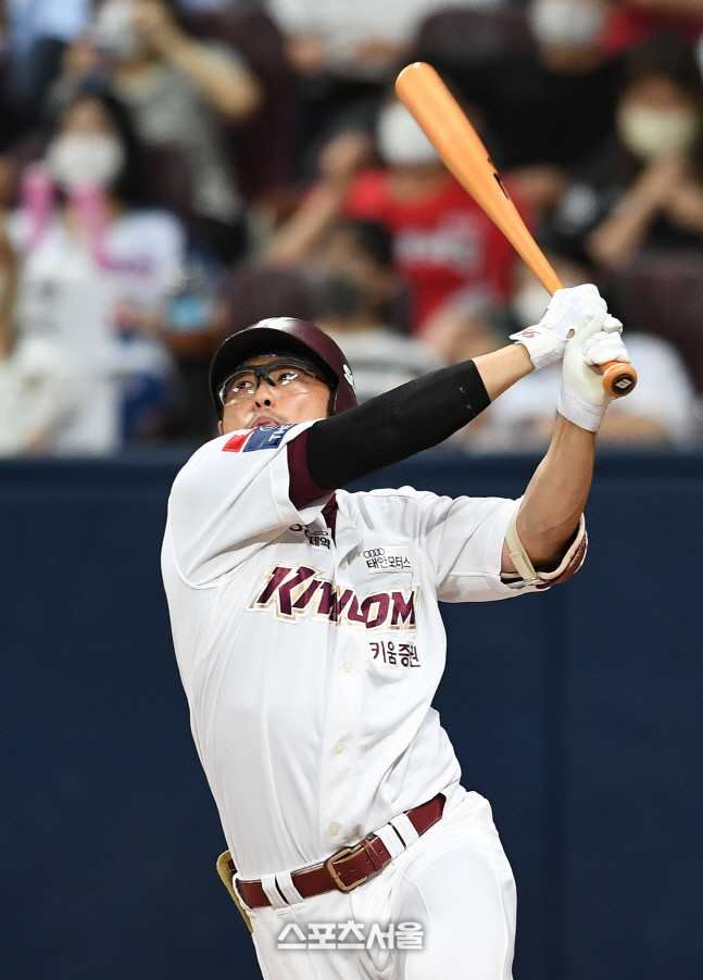 [포토]키움 이지영, 동점 투런포로 시즌 2호 홈런