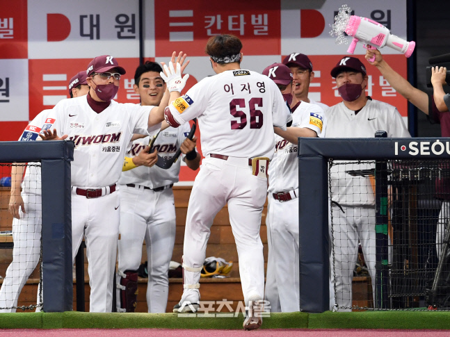 [포토]동점 홈런 키움 이지영 감독, 홍원기 감독과!