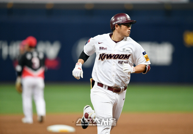 [포토]키움 이지영, 동점 만들었어!