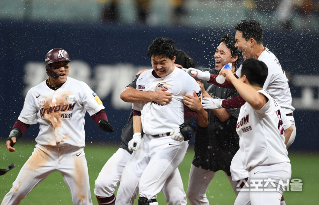 [포토]전병우의 끝내기 안타로 6연패에서 탈출하는 키움