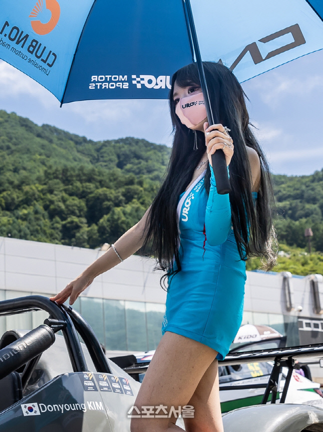 레이싱모델 민유아, '시크한 미소로 남심 저격'