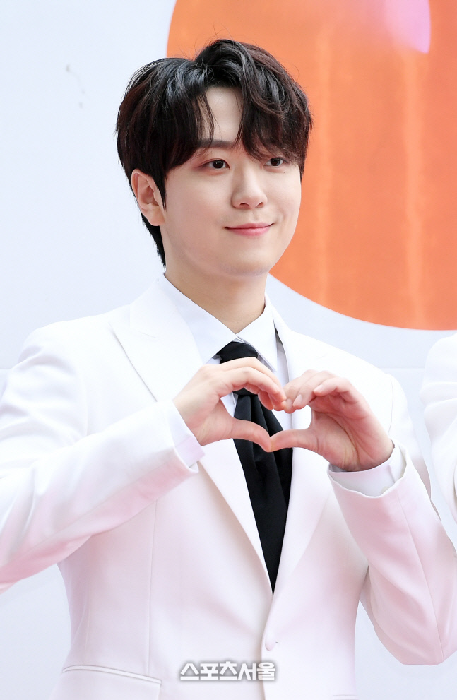 [포토]하트 만들어 보이는 포레스텔라의 고우림