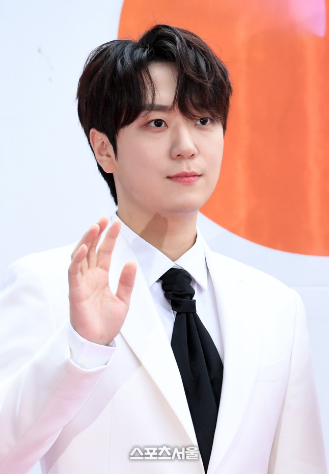 [포토]손인사 건네는 고우림