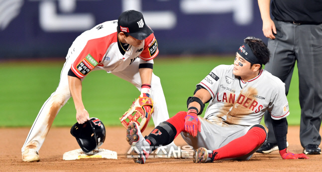 '아픈건 둘째 치고 태그아웃이 더 싫다'[포토]