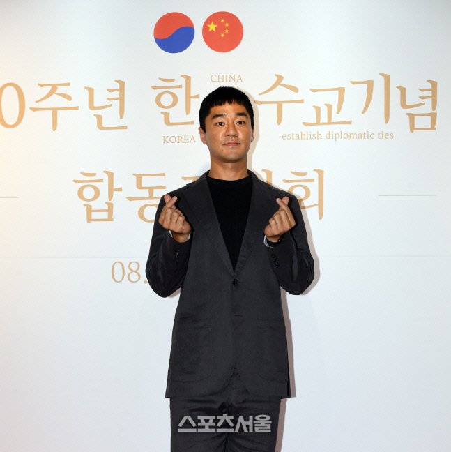 몸짱 아나운서 김동민, 한중수교 합동전시회를 축하드려요~~ [포토]