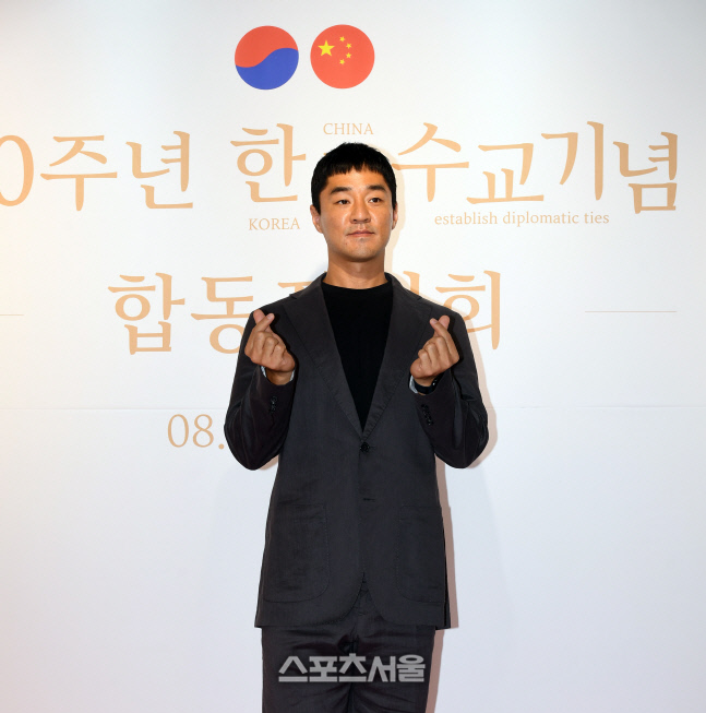 한중수교 합동전시회, 몸짱 아나운서 김동민이 축하를 보내네요.. [포토]