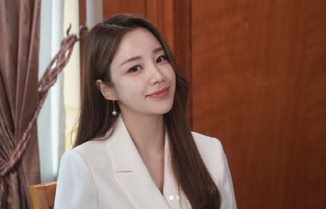 윤진이도 갑니다! 4세 연상 금융맨과 10월 결혼설