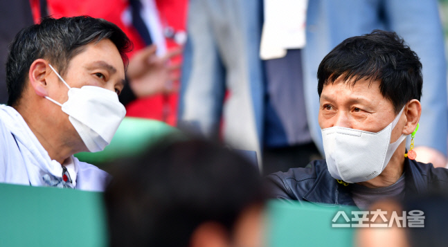 \'진지하게 대화나누는 허구연 총재와 정용진 SSG랜더스 구단주[포토]