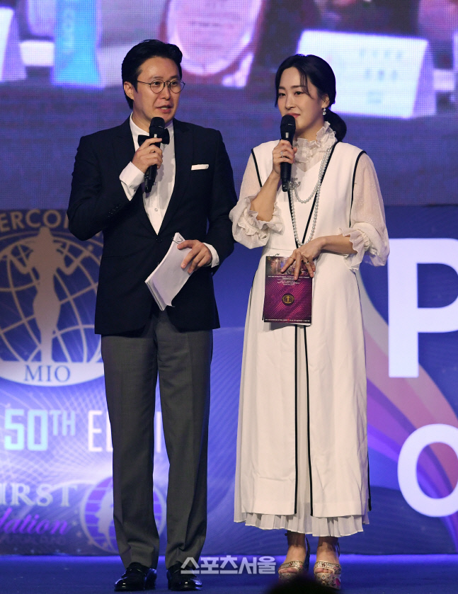 [포토]미스 인터콘티넨탈 MC 맡은 오도훈-김윤아 아나운서