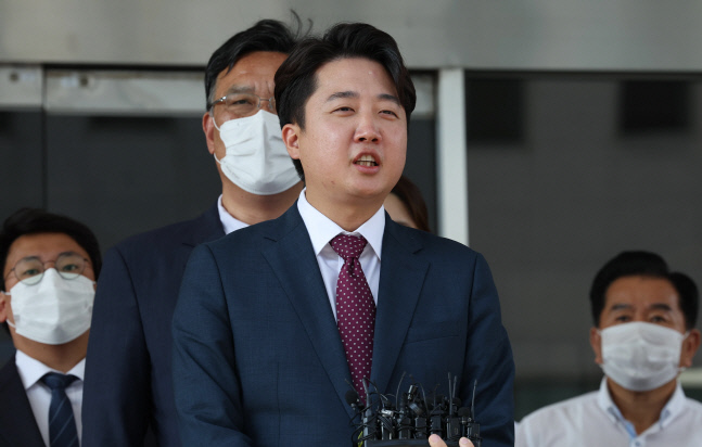 [속보]법원, 이준석 손 들었다. 국힘 비대위 주호영 직무집행 정지