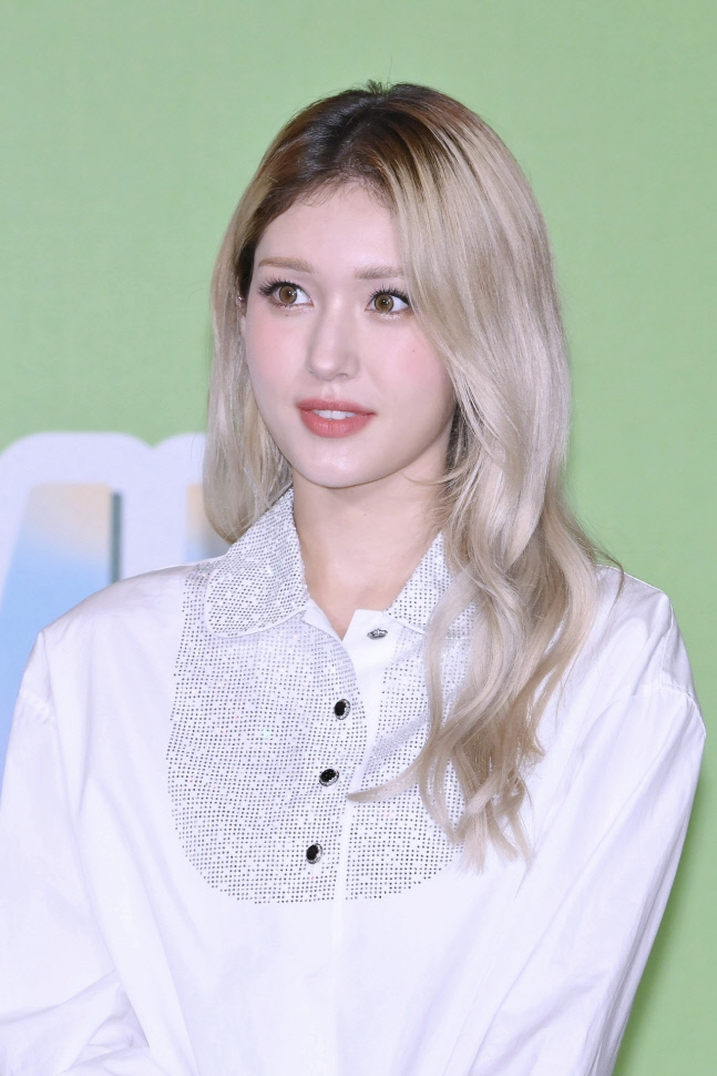 전소미, 활력 넘치는 팬 사인회 성료 "팬들과 함께 커가는 느낌"