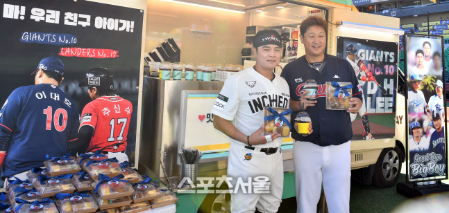 절친 이대호 은퇴투어날. 롯데 선수단에 간식 선물한 추신수 [포토]