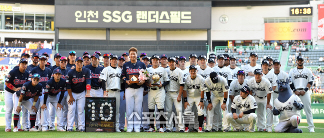 은퇴투어 이대호, SSG선수단과 기념촬영 [포토]